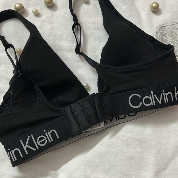 CALVIN KLEIN TRIANGLE LIGHTLY PADDED BRAND STRAP BRA - Picture 5 of 10